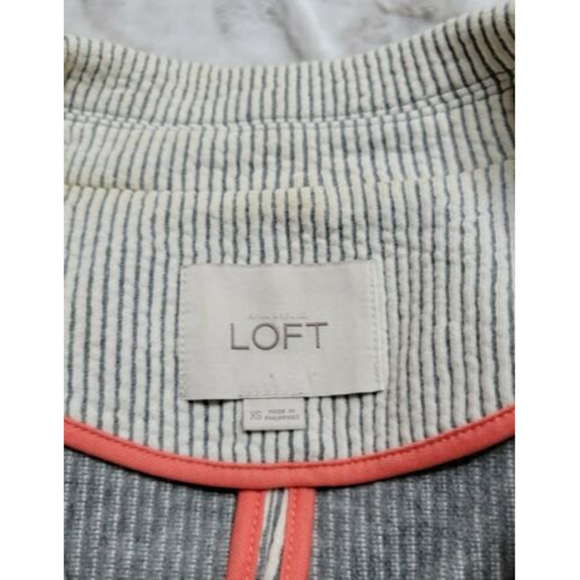 ✨️CL AnnTaylor Loft Cotton Gray Cream Pinstripe Fabric Two Button Blazer Size XS - Picture 8 of 12